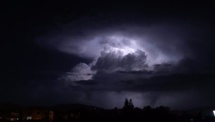 Van’da şimşekler geceyi aydınlattı