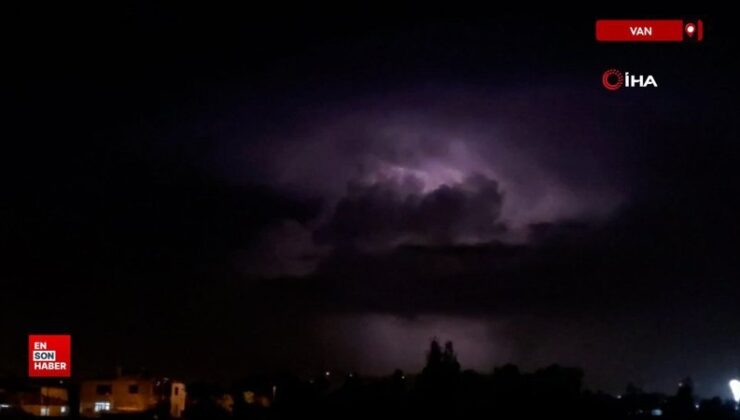 Van’da şimşeklerin bulutlarla dansı