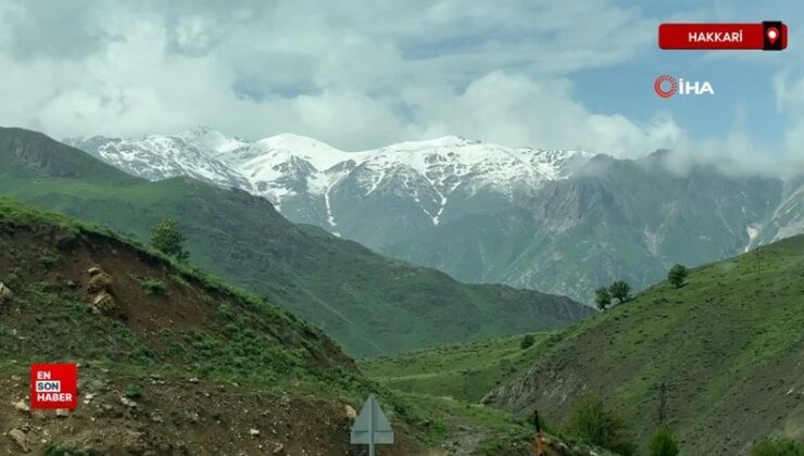 Yüksekova’da sağanak ve kar yağışı tesirli oldu
