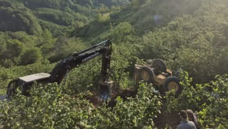 Zonguldak’ta iş makinası şarampole devrildi: Operatör atlayarak kurtuldu