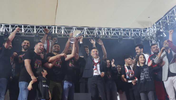 1’inci Lig’e yükselen Van Spor’dan coşkulu kutlama