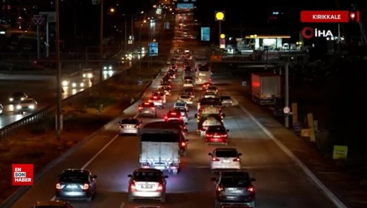 43 ilin geçiş güzergahında gece yarısı trafik yoğunluğu