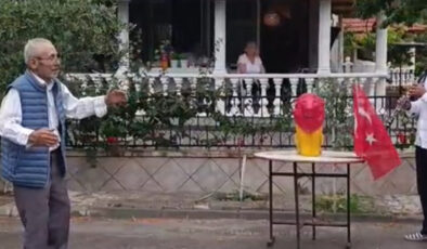 84 yaşındaki vatandaş, Galatasaray’ın şampiyonluğunu coşkuyla kutladı