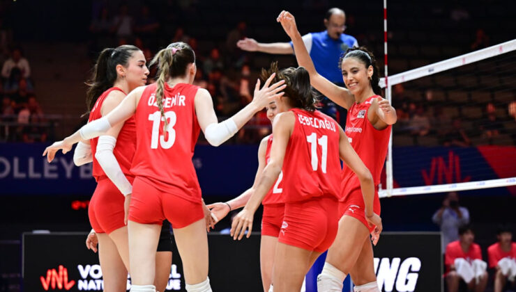 A Ulusal Bayan Voleybol Ekibi, Fransa’yı devirdi