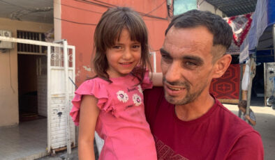 Adana’da görme engelli kağıt toplayıcısı babasına yol gösteriyor