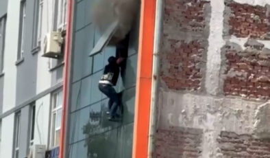 Adana’da iş merkezinde yangın: 2 personel atlayarak kurtulmaya çalıştı