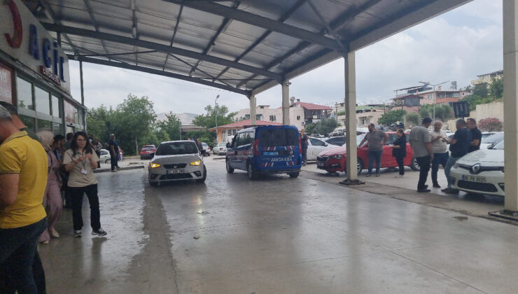 Adana’da silahlı yol verme hengamesi: 1’i polis 3 yaralı