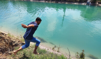 Adana’nın kavurucu sıcağında gençler devayı sulama kanalında buldu