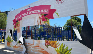 Aile ve Sosyal Hizmetler Bakanlığı ‘Aile Yılı’ panosuna ziyan veren gençlerle görüştü