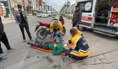 Aksaray’da kamyonetin kasasına tutunan motosikletli canından oluyordu