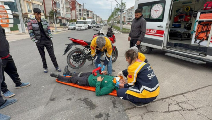 Aksaray’da kamyonetin kasasına tutunan motosikletli canından oluyordu