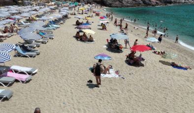 Alanya kıyılarında bayram yoğunluğu yaşanıyor