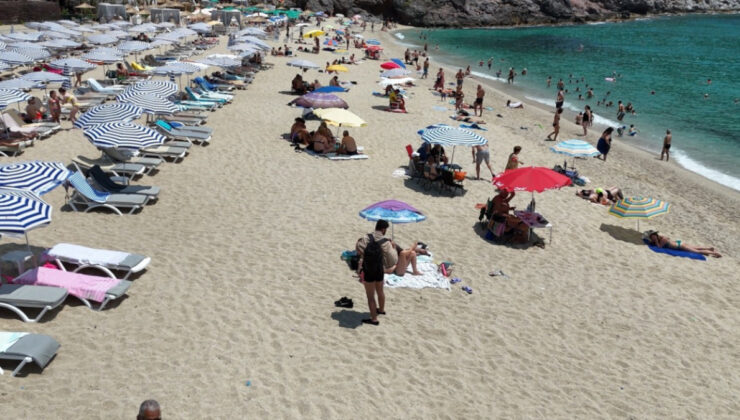 Alanya kıyılarında bayram yoğunluğu yaşanıyor