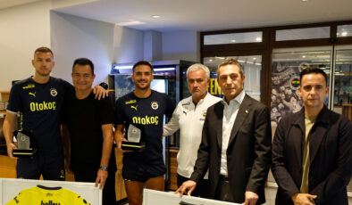 Ali Koç, Tadic ve Dzeko’ya teşekkür plaketi verdi