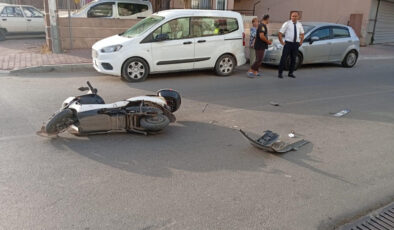 Antalya’da işe giden bayana çarpıp kaçtı: Plakası ve tamponu olay yerinde kaldı