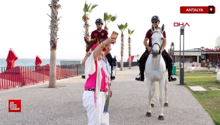 Antalya’da kıyıda atlı polisler devriyede