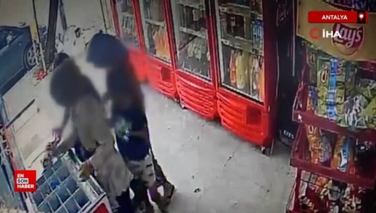 Antalya’da marketten dondurma ve içecekleri alıp kıyafetlerine gizleyen bayanlar