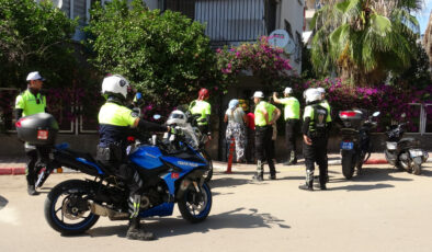 Antalya’da marketten eser çalıp kıyafetlerine gizleyen bayanlar takside yakalandı