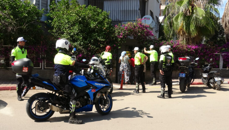 Antalya’da marketten eser çalıp kıyafetlerine gizleyen bayanlar takside yakalandı