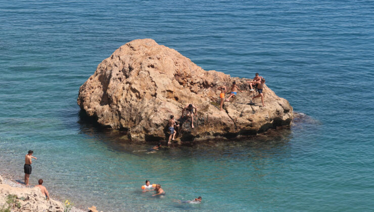 Antalya’da vatandaşlar kıyılara akın etti