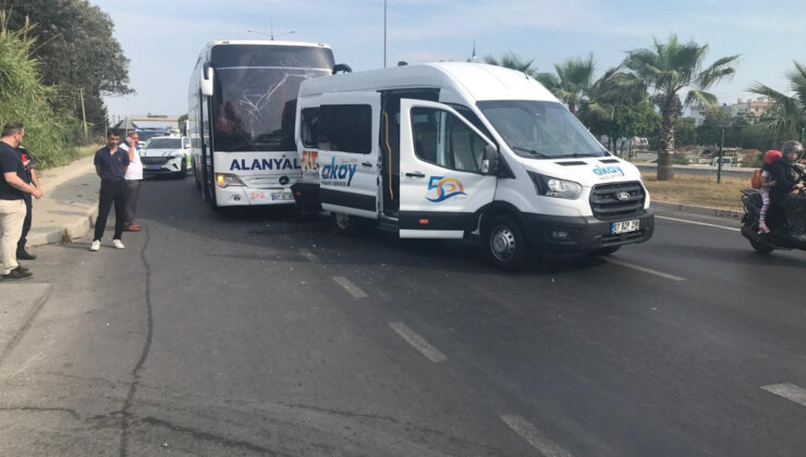 Antalya’da yolcu otobüsü ile cins minibüsü: 1’i turist 2 yaralı