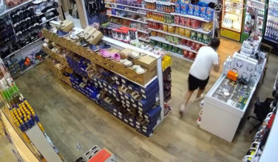 Antalya’da zelzeleden kaçan vatandaş, çayını bırakamadı