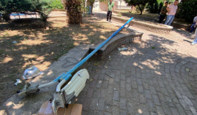 Aydın’da parkta oturanların üzerine aydınlatma direği devrildi: 2 yaralı
