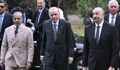 Azerbaycan’daki 3’lü doruğa dostluk iletileri damga vurdu