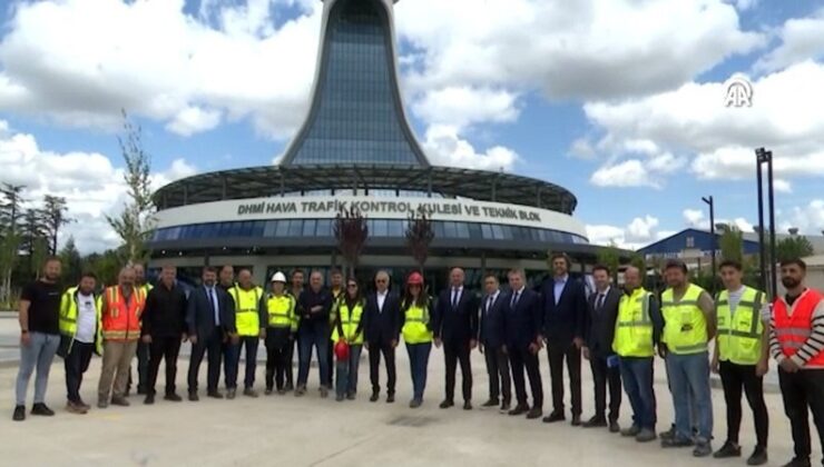 Bakan Uraloğlu, Esenboğa Havalimanı’ndaki yeni hava trafik denetim kulesini inceledi