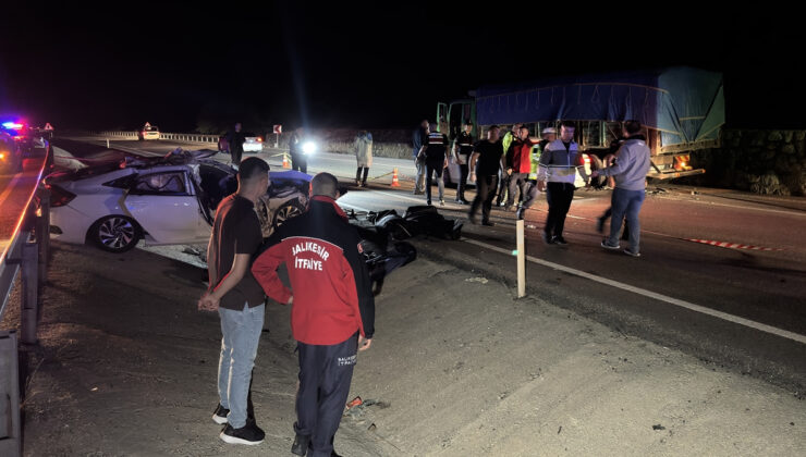 Balıkesir’de kamyona çarpan arabadaki 2 kişi öldü