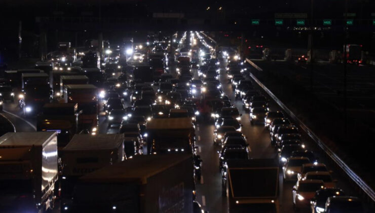 Bayram tatili göçü başladı: Trafik durma noktasına geldi