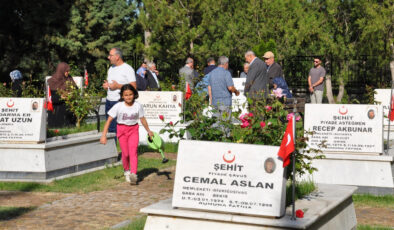 Bayramda şehitlikler ziyaret edildi