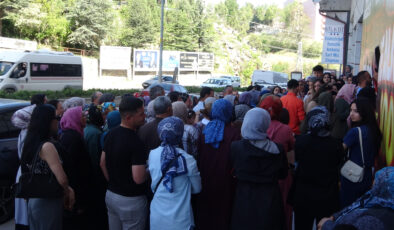 Bilecik’te mağaza açılışındaki ikram için birbirlerini ezdiler