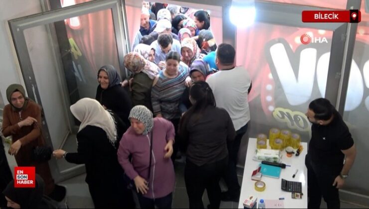 Bilecik’te mağazaya girmek için adeta birbirilerini ezdiler