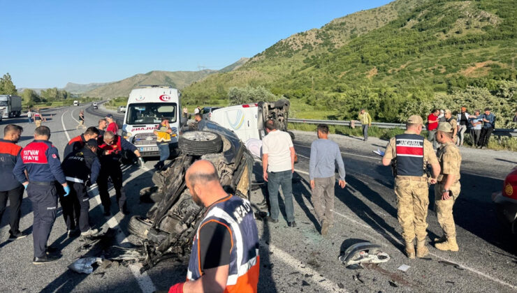 Bitlis’te minibüs ile araba çarpıştı: 2 meyyit