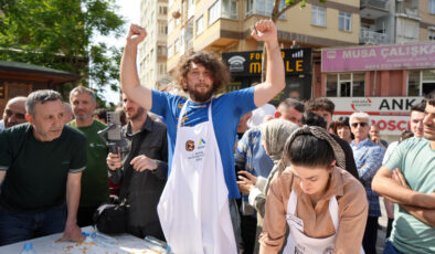 Bursa’da en uzun börek müsabakasında 11 metre börek yedi