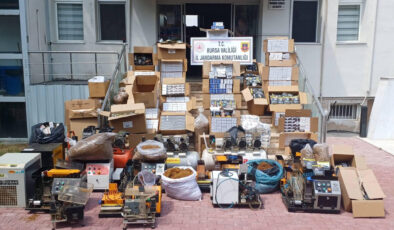 Bursa’da kaçak sigara üreten 4 şüpheliye gözaltı