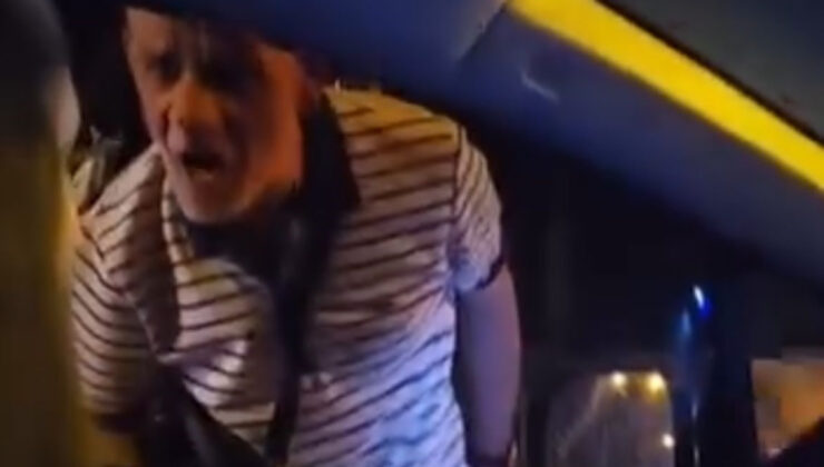 Bursa’da sinyal vermeyen şoförün önünü kesip camı yumrukladı