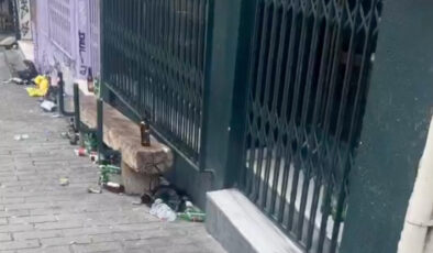 Cihangir’de sokakta eğlenen gençlerin bıraktığı pislik