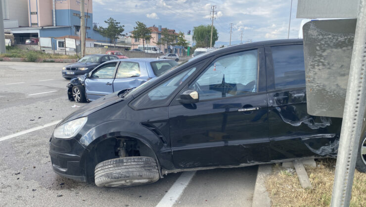 Çorum’da iki araba çarpıştı: 3 yaralı