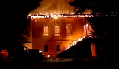 Denizli’de tarihi okul binası çıkan yangında küle döndü