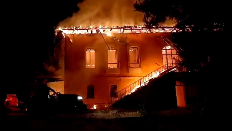 Denizli’de tarihi okul binası çıkan yangında küle döndü