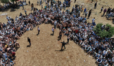 Diyarbakır’da asırlık kırbaç geleneği: Gençler şenlikte birbirlerini kamçılıyor