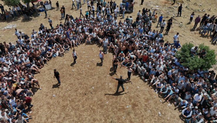 Diyarbakır’da asırlık kırbaç geleneği: Gençler şenlikte birbirlerini kamçılıyor