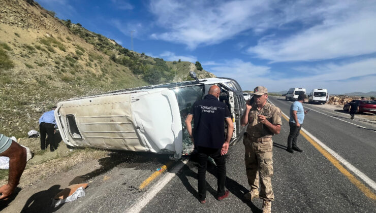 Elazığ’da köy minibüsü takla attı: 7 yaralı