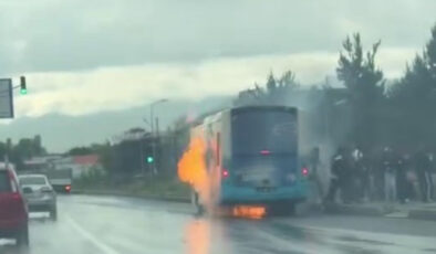 Erzurum’da belediye otobüsü yolcular içindeyken alev aldı