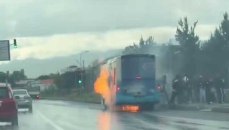 Erzurum’da belediye otobüsü yolcular içindeyken alev aldı