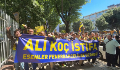 Fenerbahçeli taraftarlar, idaresi protesto etmek için yürüdü