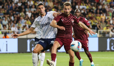 Fenerbahçe’ye dönemin birinci kırmızı kartı: Mert Müldür tarihe geçti