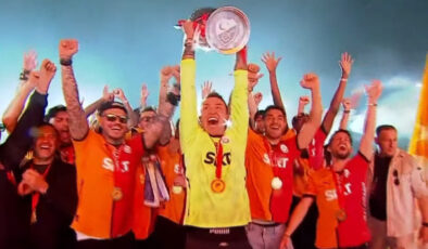 Galatasaray şampiyonluk kupasını kaldırdı